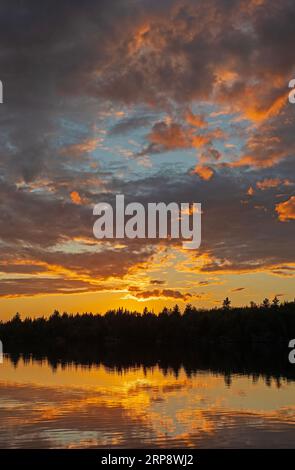 Dramatischer Sonnenuntergang auf einem Remote North Woods Lake am Jenny Lake in den Boundary Waters in Minnesota Stockfoto