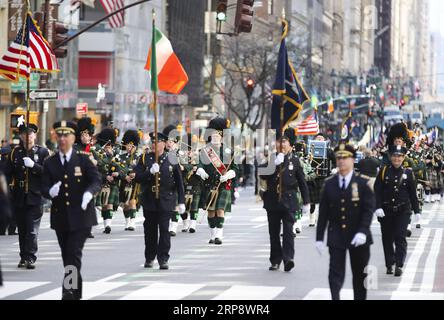 (190316) -- NEW YORK, 16. März 2019 (Xinhua) -- Menschen nehmen an der St. Patrick’s Day Parade in New York, USA, am 16. März 2019. Hunderttausende von Menschen versammelten sich an der Fifth Avenue in New York, um die St. Patrick's Day Parade hier am Samstag. (Xinhua/Wang Ying) U.S.-NEW YORK-ST. PATRICK S TAGESPARADE PUBLICATIONXNOTXINXCHN Stockfoto