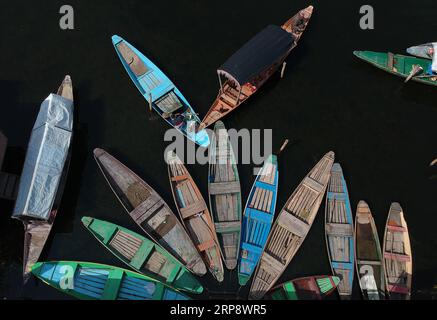 (190317) -- PEKING, 17. März 2019 (Xinhua) -- Luftaufnahme am 16. März 2019 zeigt Boote, die vor Ort als Shikara bekannt sind, die an das Ufer des Dal-Sees in Srinagar, der Sommerhauptstadt des von Indien kontrollierten Kaschmirs, gebunden sind. (Xinhua/Javed dar) XINHUA FOTOS DES TAGES PUBLICATIONxNOTxINxCHN Stockfoto
