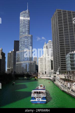 (190316) -- CHICAGO, 16. März 2019 (Xinhua) -- am 16. März 2019 wird auf dem grünen Chicago River in Chicago, USA, Ein Sightseeing-Boot gesehen. Der Chicago River wurde am Samstag grün gefärbt, um die bevorstehende St. Patrick s Day, der am 17. März begangen wird. Die Veranstaltung zog Zehntausende Zuschauer in die Innenstadt von Chicago. (Xinhua/Wang Qiang) USA-CHICAGO-ST. PATRICK S DAY-CELEBRATION PUBLICATIONXNOTXINXCHN Stockfoto