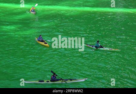 (190317) -- PEKING, 17. März 2019 (Xinhua) -- Menschen reiten Kajaks auf dem grünen Chicago River, um die St.. Patrick s Day in Chicago, USA, am 16. März 2019. Die St.. Patrick’s Day wird am 17. März gefeiert. (Xinhua/Wang Qiang) XINHUA FOTOS DES TAGES PUBLICATIONxNOTxINxCHN Stockfoto