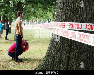 (190317) -- PEKING, 17. März 2019 (Xinhua) -- Menschen stehen außerhalb der Polizeilinie in Christchurch, Neuseeland, 16. März 2019. Die Zahl der Todesopfer durch Angriffe auf zwei Moscheen in Neuseeland Christchurch stieg auf 49 und 48 weitere wurden verletzt. (Xinhua/Zhu Qiping) XINHUA FOTOS DES TAGES PUBLICATIONxNOTxINxCHN Stockfoto