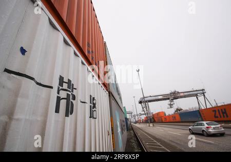 (190317) -- PEKING, 17. März 2019 (Xinhua) -- Foto vom 21. Januar 2019 zeigt Container, die von den China-Europa-Güterzügen am Intermodalterminal DUSS Hamburg-Billwerder in Hamburg gebracht werden. (Xinhua/Shan Yuqi) Xinhua-Schlagzeilen: China, Europa auf dem Weg der Erweiterung von Gürtel- und Straßenbaukooperation PUBLICATIONxNOTxINxCHN Stockfoto