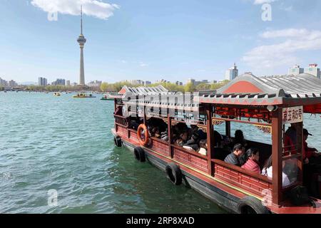 (190317) -- PEKING, 17. März 2019 -- Foto mit Mobiltelefon, das Touristen zeigt, die eine Bootsfahrt zum Sightseeing im Yuyuantan Park in Peking, Hauptstadt von China, machen, 16. März 2019. ) (BeijingCandid)CHINA-BEIJING-SPRING-PARKS ZhangxHaofu PUBLICATIONxNOTxINxCHN Stockfoto