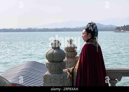 (190317) -- PEKING, 17. März 2019 -- Foto aufgenommen mit einem Handy zeigt eine kostümierte Frau, die für Fotos im Sommerpalast in Peking, Hauptstadt von China, posiert, 17. März 2019. ) (BeijingCandid)CHINA-BEIJING-SPRING-PARKS ZhangxHaofu PUBLICATIONxNOTxINxCHN Stockfoto