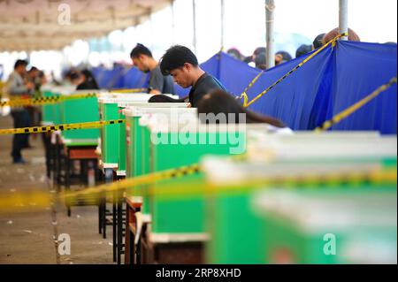 (190317) -- BANGKOK, 17. März 2019 -- Menschen wählen in einer Wahlstation in der Provinz Samut Prakan, am Rande von Bangkok, Thailand, 17. März 2019. Eine durchschnittliche Wahlbeteiligung von 75 Prozent wurde bei der Frühwahl am Sonntag in Thailand gemeldet, sagte ein hoher Beamter der Wahlkommission. THAILAND-BANGKOK-ALLGEMEINE WAHL-FRÜHWAHL RACHENXSAGEAMSAK PUBLICATIONXNOTXINXCHN Stockfoto