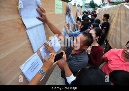 (190317) -- BANGKOK, 17. März 2019 -- Menschen lesen Kandidateninformationen in einer Wahlstation in der Provinz Samut Prakan, am Rande von Bangkok, Thailand, 17. März 2019. Eine durchschnittliche Wahlbeteiligung von 75 Prozent wurde bei der Frühwahl am Sonntag in Thailand gemeldet, sagte ein hoher Beamter der Wahlkommission. THAILAND-BANGKOK-ALLGEMEINE WAHL-FRÜHWAHL RACHENXSAGEAMSAK PUBLICATIONXNOTXINXCHN Stockfoto