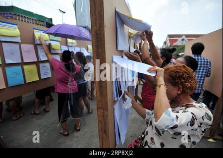 (190317) -- BANGKOK, 17. März 2019 -- Menschen lesen Kandidateninformationen in einer Wahlstation in der Provinz Samut Prakan, am Rande von Bangkok, Thailand, 17. März 2019. Eine durchschnittliche Wahlbeteiligung von 75 Prozent wurde bei der Frühwahl am Sonntag in Thailand gemeldet, sagte ein hoher Beamter der Wahlkommission. THAILAND-BANGKOK-ALLGEMEINE WAHL-FRÜHWAHL RACHENXSAGEAMSAK PUBLICATIONXNOTXINXCHN Stockfoto