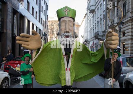 (190317) -- BUDAPEST, 17. März 2019 -- Menschen nehmen am 17. märz 2019 an einem marsch zum St. Patrick's Day in der Innenstadt von Budapest, Ungarn, Teil. ) UNGARN-BUDAPEST-ST. PATRICK S-TAG-FEIER ATTILAXVOLGYI PUBLICATIONXNOTXINXCHN Stockfoto