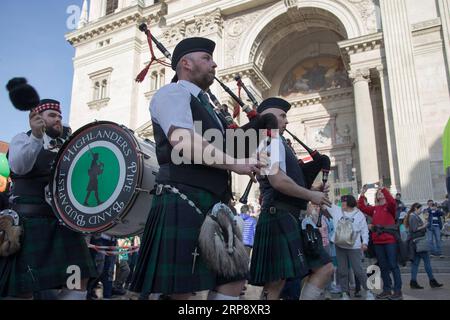 (190317) -- BUDAPEST, 17. März 2019 -- Menschen nehmen am 17. märz 2019 an einem marsch zum St. Patrick's Day in der Innenstadt von Budapest, Ungarn, Teil. ) UNGARN-BUDAPEST-ST. PATRICK S-TAG-FEIER ATTILAXVOLGYI PUBLICATIONXNOTXINXCHN Stockfoto