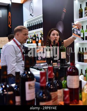 (190318) -- DÜSSELDORF, 18. März 2019 (Xinhua) -- Menschen besuchen die ProWein in Düsseldorf, Deutschland, am 17. März 2019. Die Internationale Fachmesse für Weine und Spirituosen, ProWein, hat hier am Sonntag in Düsseldorf ihren Auftakt gegeben. Rund 6.900 Aussteller aus aller Welt nahmen an der dreitägigen Veranstaltung Teil. (Xinhua/Lu Yang) DEUTSCHLAND-DÜSSELDORF-PROWEIN-MESSE PUBLICATIONxNOTxINxCHN Stockfoto