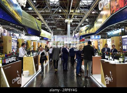 (190318) -- DÜSSELDORF, 18. März 2019 (Xinhua) -- Menschen besuchen die ProWein in Düsseldorf, Deutschland, am 17. März 2019. Die Internationale Fachmesse für Weine und Spirituosen, ProWein, hat hier am Sonntag in Düsseldorf ihren Auftakt gegeben. Rund 6.900 Aussteller aus aller Welt nahmen an der dreitägigen Veranstaltung Teil. (Xinhua/Lu Yang) DEUTSCHLAND-DÜSSELDORF-PROWEIN-MESSE PUBLICATIONxNOTxINxCHN Stockfoto