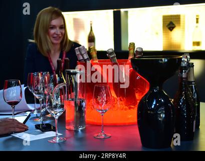 (190318) -- DÜSSELDORF, 18. März 2019 (Xinhua) -- Weine einer spanischen Weingesellschaft werden am 17. März 2019 auf der ProWein in Düsseldorf gesehen. Die Internationale Fachmesse für Weine und Spirituosen, ProWein, hat hier am Sonntag in Düsseldorf ihren Auftakt gegeben. Rund 6.900 Aussteller aus aller Welt nahmen an der dreitägigen Veranstaltung Teil. (Xinhua/Lu Yang) DEUTSCHLAND-DÜSSELDORF-PROWEIN-MESSE PUBLICATIONxNOTxINxCHN Stockfoto