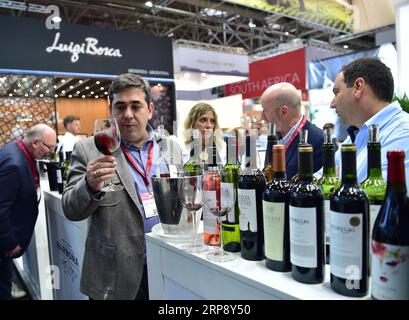 (190318) -- DÜSSELDORF, 18. März 2019 (Xinhua) -- Ein Besucher verkostet Wein auf der ProWein in Düsseldorf, Deutschland, am 17. März 2019. Die Internationale Fachmesse für Weine und Spirituosen, ProWein, hat hier am Sonntag in Düsseldorf ihren Auftakt gegeben. Rund 6.900 Aussteller aus aller Welt nahmen an der dreitägigen Veranstaltung Teil. (Xinhua/Lu Yang) DEUTSCHLAND-DÜSSELDORF-PROWEIN-MESSE PUBLICATIONxNOTxINxCHN Stockfoto