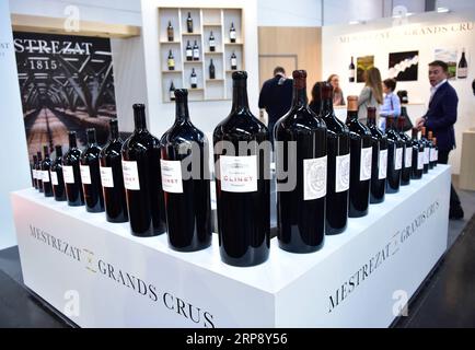 (190318) -- DÜSSELDORF, 18. März 2019 (Xinhua) -- Exponate von Weinen, die von Chateau Clinet aus Frankreich gebraut wurden, sind auf der ProWein in Düsseldorf am 17. März 2019 zu sehen. Die Internationale Fachmesse für Weine und Spirituosen, ProWein, hat hier am Sonntag in Düsseldorf ihren Auftakt gegeben. Rund 6.900 Aussteller aus aller Welt nahmen an der dreitägigen Veranstaltung Teil. (Xinhua/Lu Yang) DEUTSCHLAND-DÜSSELDORF-PROWEIN-MESSE PUBLICATIONxNOTxINxCHN Stockfoto