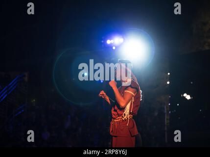 (190318) -- AYUTTHAYA, 18. März 2019 (Xinhua) -- Muay Thai Boxer führt andere Praktizierende durch, die Wai Kru RAM Muay, ein Ritual, das von den Teilnehmern durchgeführt wird, bevor sie an Muay Thai Wettbewerben kämpfen, während der 15. World Wai Kru Muay Thai Zeremonie, die am 17. März 2019 in Ayutthaya, Thailand, stattfand. Die Zeremonie, die jährlich im Ayutthaya Historical Park stattfindet, bietet Hunderten von Muay Thai-Praktizierenden aus der ganzen Welt die Gelegenheit, ihren Meistern in der altehrwürdigen Tradition, die als Wai Kru Zeremonie bekannt ist, ihre Dankbarkeit auszudrücken und die alte Kampfkunst von Mu zu feiern Stockfoto