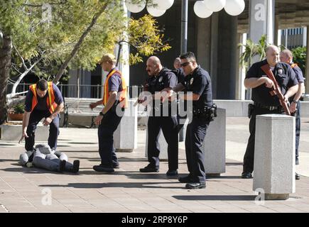 (190318) -- LOS ANGELES, 18. März 2019 (Xinhua) -- Polizisten nehmen an einem multiinstitutionellen aktiven Shooter-Reaktionstraining in der Los Angeles City Hall in Los Angeles, USA, 16. März 2019 Teil. Mehr als 120 Polizeibeamte verschiedener Behörden nahmen an der Schulung Teil. (Xinhua/Zhao Hanrong) U.S.-LOS ANGELES-POLIZIST-TRAINING PUBLICATIONxNOTxINxCHN Stockfoto