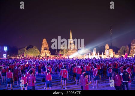 (190318) -- AYUTTHAYA, 18. März 2019 (Xinhua) -- Muay Thai Praktizierende führen Wai Kru RAM Muay durch, ein Ritual, das von den Teilnehmern durchgeführt wird, bevor sie bei muay Thai Wettbewerben kämpften, während der 15. World Wai Kru Muay Thai Zeremonie, die am 17. März 2019 in Ayutthaya, Thailand, stattfand. Die Zeremonie, die jährlich im Ayutthaya Historical Park stattfindet, bietet Hunderten von Muay Thai-Praktizierenden aus der ganzen Welt die Möglichkeit, ihren Meistern in der altehrwürdigen Tradition, der sogenannten Wai Kru-Zeremonie, ihren Dank auszusprechen. und um die alte Kampfkunst Muay Thai zu feiern. (Xinhua/Zhan Stockfoto