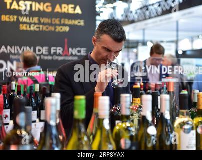 (190318) -- DÜSSELDORF, 18. März 2019 (Xinhua) -- Ein Besucher schnüffelt am 17. März 2019 bei einem Glas Wein auf der ProWein in Düsseldorf. Die Internationale Fachmesse für Weine und Spirituosen, ProWein, hat hier am Sonntag in Düsseldorf ihren Auftakt gegeben. Rund 6.900 Aussteller aus aller Welt nahmen an der dreitägigen Veranstaltung Teil. (Xinhua/Lu Yang) DEUTSCHLAND-DÜSSELDORF-PROWEIN-MESSE PUBLICATIONxNOTxINxCHN Stockfoto