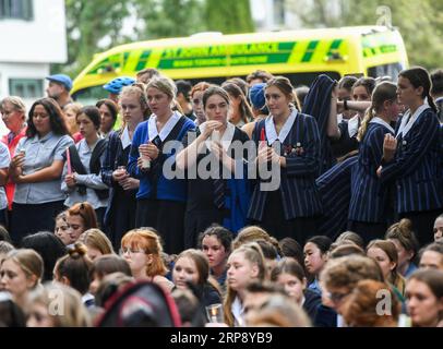 (190318) -- CHRISTCHURCH, 18. März 2019 (Xinhua) -- Studenten werden während einer Trauerzeremonie in der Nähe des Angriffs in Christchurch, Neuseeland, 18. März 2019, bei Traueropfern gesehen. Studenten und Fakultäten der University of Canterbury und der örtlichen Mittelschulen nahmen an verschiedenen Zeremonien Teil, um die Opfer der Angriffe am Freitag in Christchurch zu betrauern. (Xinhua/Guo Lei) NEUSEELAND-CHRISTCHURCH-STUDENTEN-TRAUER PUBLICATIONxNOTxINxCHN Stockfoto