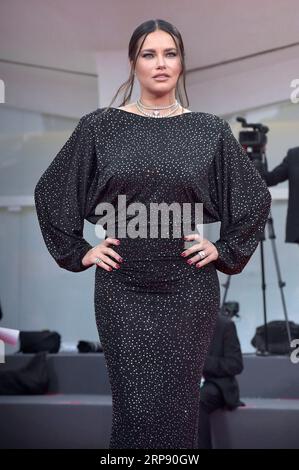 Venedig, Italien. September 2023. Adriana Lima besucht einen roten Teppich für den Film „The Killer“ beim 80. Internationalen Filmfestival von Venedig am Sonntag, den 3. September 2023 in Venedig. Foto von Rocco Spaziani/UPI Credit: UPI/Alamy Live News Stockfoto