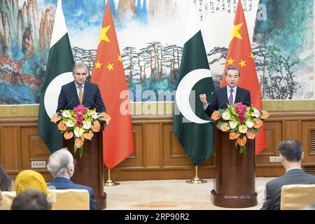 (190320) -- PEKING, 20. März 2019 (Xinhua) -- der chinesische Staatsrat und Außenminister Wang Yi (R) und der pakistanische Außenminister Shah Mahmood Qureshi nehmen an einer Pressekonferenz nach dem ersten strategischen Dialog zwischen den Außenministern Chinas und Pakistans in Peking, der Hauptstadt Chinas, am 19. März 2019 Teil. China und Pakistan haben vereinbart, sich auch in Fragen, die ihre Kerninteressen und ihre Hauptanliegen betreffen, weiterhin entschieden zu unterstützen, sagte Wang Yi am Dienstag. (Xinhua/Liu bin) CHINA-PEKING-WANG YI-PAKISTAN-FM-STRATEGIC DIALOGUE (CN) PUBLICATIONxNOTxINxCHN Stockfoto