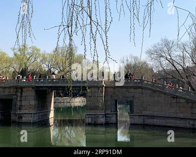 (190320) -- PEKING, 20. März 2019 -- Foto aufgenommen mit einem Handy zeigt Frühlingslandschaft im Sommerpalast im haidianischen Bezirk von Peking, Hauptstadt von China, 17. März 2019. ) (BeijingCandid) CHINA-BEIJING-SPRING (CN) CuixBowen PUBLICATIONxNOTxINxCHN Stockfoto