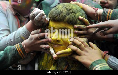(190321) -- PEKING, 21. März 2019 (Xinhua) -- Ein Kind mit farbigem Puder auf dem Gesicht wird während der Holi-Festlichkeiten in einer Schule in Jammu, der Winterhauptstadt des von Indien kontrollierten Kaschmirs, am 20. März 2019 gesehen. (XINHUA/Stringer) XINHUA FOTOS DES TAGES PUBLICATIONxNOTxINxCHN Stockfoto