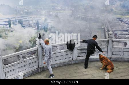 (190321) -- PEKING, 21. März 2019 (Xinhua) -- Menschen machen Morgenübungen in der antiken Stadt Qingmuchuan im Ningqiang County der Stadt Hanzhong, nordwestchinesische Provinz Shaanxi, 19. März 2019. (Xinhua/Tao Ming) XINHUA FOTOS DES TAGES PUBLICATIONxNOTxINxCHN Stockfoto