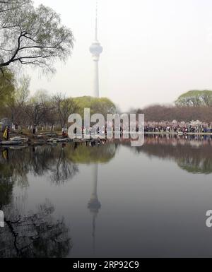 (190321) -- PEKING, 21. März 2019 (Xinhua) -- Foto aufgenommen mit einem Handy zeigt Menschen, die den Yuyuantan Park in Peking, Hauptstadt von China, besuchen, 19. März 2019. (Xinhua/He Canling) (Beijingcandid)CHINA-BEIJING-SPRING (CN) PUBLICATIONxNOTxINxCHN Stockfoto