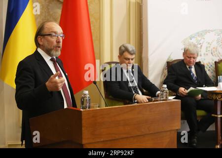 (190321) -- KIEW, 21. März 2019 -- Gennady Chischikow (1. L), Präsident der nichtstaatlichen ukrainischen Industrie- und Handelskammer, spricht am 20. März 2019 an der Förderkonferenz für die 125. Kantonsmesse in Kiew, Ukraine. Die 125. Kanton-Messe findet vom 15. April bis 5. Mai in Guangzhou, der Hauptstadt der südchinesischen Provinz Guangdong, statt, die voraussichtlich mehr als 25.000 Aussteller und etwa 200.000 Käufer aus rund 200 Ländern und Regionen anziehen wird. Sergey) UKRAINE-KIEW-KANTON MESSE-PROMOTION-KONFERENZ Chenjunfeng PUBLICATIONxNOTxINxCHN Stockfoto