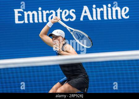 IgA Swiatek (POL) nimmt an der 1. Runde der Frauen-Singles beim US Open Tennis 2023 Teil. Stockfoto