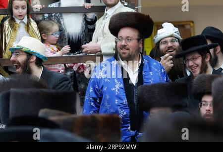 (190321) -- BNEI BRAK, 21. März 2019 -- Ultra-orthodoxe Juden feiern Purim in Bnei Brak bei Tel Aviv, Israel, am 20. März 2019. Purim ist ein jüdischer Feiertag, der an die Befreiung des jüdischen Volkes von Hamans Verschwörung während der Herrschaft des alten Persischen Reiches erinnert, wie aus dem biblischen Buch Esther hervorgeht. Gil Cohen Magen) ISRAEL-BNEI BRAK-PURIM CELEBRATION guoyu PUBLICATIONxNOTxINxCHN Stockfoto