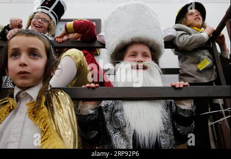 (190321) -- BNEI BRAK, 21. März 2019 -- Ultra-orthodoxe jüdische Kinder feiern Purim in Bnei Brak bei Tel Aviv, Israel, am 20. März 2019. Purim ist ein jüdischer Feiertag, der an die Befreiung des jüdischen Volkes von Hamans Verschwörung während der Herrschaft des alten Persischen Reiches erinnert, wie aus dem biblischen Buch Esther hervorgeht. Gil Cohen Magen) ISRAEL-BNEI BRAK-PURIM CELEBRATION guoyu PUBLICATIONxNOTxINxCHN Stockfoto