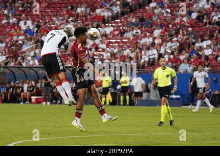 Frisco, USA. September 2023. Frisco, Texas, Vereinigte Staaten: Paul Arriola (Dallas) und Caleb Wiley (Atlanta) kämpfen um den Titel während des MLS-Spiels zwischen dem FC Dallas und Atlanta United am Samstag, den 2. September 2023, im Toyota Stadium. (Foto: Javier Vicencio/Eyepix Group/SIPA USA) Credit: SIPA USA/Alamy Live News Stockfoto