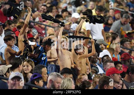 Frisco, USA. September 2023. Frisco, Texas, USA: Kinder ziehen ihre Trikots aus und zeigen ihre Unterstützung während des MLS-Spiels zwischen dem FC Dallas und Atlanta United, das am Samstag, den 2. September 2023 im Toyota Stadium gespielt wurde. (Foto: Javier Vicencio/Eyepix Group/SIPA USA) Credit: SIPA USA/Alamy Live News Stockfoto