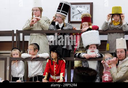 (190321) -- BNEI BRAK, 21. März 2019 -- Ultra-orthodoxe jüdische Kinder feiern Purim in Bnei Brak bei Tel Aviv, Israel, am 20. März 2019. Purim ist ein jüdischer Feiertag, der an die Befreiung des jüdischen Volkes von Hamans Verschwörung während der Herrschaft des alten Persischen Reiches erinnert, wie aus dem biblischen Buch Esther hervorgeht. Gil Cohen Magen) ISRAEL-BNEI BRAK-PURIM CELEBRATION guoyu PUBLICATIONxNOTxINxCHN Stockfoto