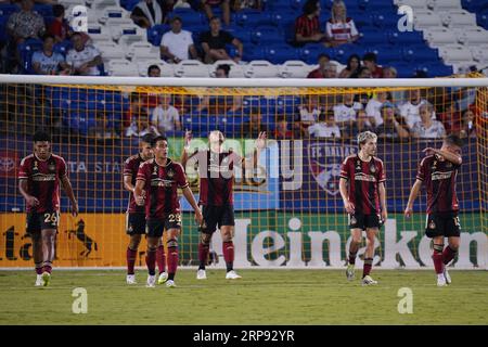 Frisco, USA. September 2023. Frisco, Texas, USA: Giorgos Giakoumakis hebt seine Arme und feiert sein Tor während des MLS-Spiels zwischen dem FC Dallas und Atlanta United, das am Samstag, den 2. September 2023 im Toyota Stadium gespielt wurde. (Foto: Javier Vicencio/Eyepix Group/SIPA USA) Credit: SIPA USA/Alamy Live News Stockfoto