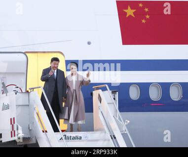 (190321) -- ROM, 21. März 2019 -- der chinesische Präsident Xi Jinping (L) und seine Frau Peng Liyuan verlassen das Flugzeug bei ihrer Ankunft in Rom, Italien, am 21. März 2019. XI kam am Donnerstag in Rom zu einem Staatsbesuch nach Italien, um die Zukunft der bilateralen Beziehungen zu planen und sie in eine neue Ära zu versetzen. ) ITALIEN-ROM-XI JINPING-ARRIVAL WangxYe PUBLICATIONxNOTxINxCHN Stockfoto