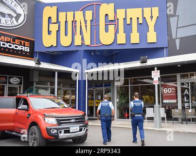 (190322) -- CHRISTCHURCH, 22. März 2019 (Xinhua) -- Polizeibeamte patrouillieren in der Nähe eines Waffenmarktes namens Gun City im Vorort von Christchurch, Neuseeland, 18. März 2019. In Neuseeland sollen halbautomatische Waffen (MSSA) und Sturmgewehre verboten werden, teilte Premierminister Jacinda Ardern am Donnerstag mit. Die neuseeländische Regierung hat auch eine Reihe von Zubehörteilen verboten, mit denen halbautomatische Feuerwaffen mit geringerer Kapazität zu Waffen mit größerer Tötungskraft gebracht werden können. (Xinhua/Guo Lei) NEW ZEALAND-CHRISTCHURCH-GUN CONTROL PUBLICATIONxNOTxINxCHN Stockfoto