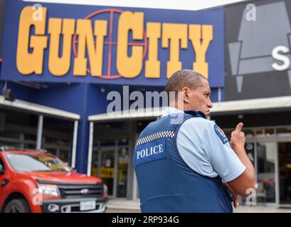 (190322) -- CHRISTCHURCH, 22. März 2019 (Xinhua) -- Ein Polizeibeamter patrouilliert in der Nähe eines Waffenmarktes namens Gun City im Vorort von Christchurch, Neuseeland, 18. März 2019. In Neuseeland sollen halbautomatische Waffen (MSSA) und Sturmgewehre verboten werden, teilte Premierminister Jacinda Ardern am Donnerstag mit. Die neuseeländische Regierung hat auch eine Reihe von Zubehörteilen verboten, mit denen halbautomatische Feuerwaffen mit geringerer Kapazität zu Waffen mit größerer Tötungskraft gebracht werden können. (Xinhua/Guo Lei) NEW ZEALAND-CHRISTCHURCH-GUN CONTROL PUBLICATIONxNOTxINxCHN Stockfoto