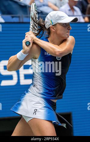 IgA Swiatek (POL) nimmt an der 1. Runde der Frauen-Singles beim US Open Tennis 2023 Teil. Stockfoto