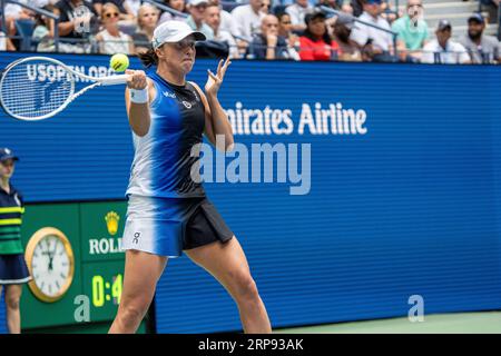 IgA Swiatek (POL) nimmt an der 1. Runde der Frauen-Singles beim US Open Tennis 2023 Teil. Stockfoto