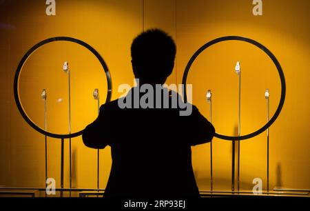 (190322) -- BASEL, 22. März 2019 (Xinhua) -- Ein Besucher fotografiert auf der Baselworld 2019 in Basel, Schweiz, 21. März 2019. Die 2019 Baselworld, die weltweit größte jährliche Uhren- und Schmuckmesse, öffnete am Donnerstag ihre Türen für die Öffentlichkeit. Aussteller, Showmanager und Branchenexperten freuen sich auf eine zukunftsorientierte Transformation der Messe in der digitalen Welt. (Xinhua/Xu Jinquan) SCHWEIZ-BASEL-FAIR-BASELWORLD PUBLICATIONxNOTxINxCHN Stockfoto