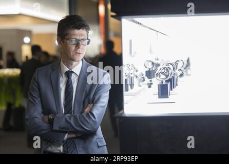 (190322) -- BASEL, 22. März 2019 (Xinhua) -- Ein Mann besucht die Baselworld 2019 in Basel, Schweiz, 21. März 2019. Die 2019 Baselworld, die weltweit größte jährliche Uhren- und Schmuckmesse, öffnete am Donnerstag ihre Türen für die Öffentlichkeit. Aussteller, Showmanager und Branchenexperten freuen sich auf eine zukunftsorientierte Transformation der Messe in der digitalen Welt. (Xinhua/Xu Jinquan) SCHWEIZ-BASEL-FAIR-BASELWORLD PUBLICATIONxNOTxINxCHN Stockfoto