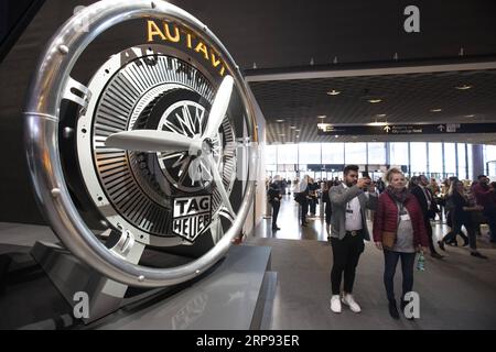 (190322) -- BASEL, 22. März 2019 (Xinhua) -- Besucher besuchen die Baselworld 2019 in Basel, Schweiz, 21. März 2019. Die 2019 Baselworld, die weltweit größte jährliche Uhren- und Schmuckmesse, öffnete am Donnerstag ihre Türen für die Öffentlichkeit. Aussteller, Showmanager und Branchenexperten freuen sich auf eine zukunftsorientierte Transformation der Messe in der digitalen Welt. (Xinhua/Xu Jinquan) SCHWEIZ-BASEL-FAIR-BASELWORLD PUBLICATIONxNOTxINxCHN Stockfoto