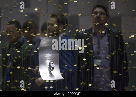 (190322) -- BASEL, 22. März 2019 (Xinhua) -- Besucher besuchen die Baselworld 2019 in Basel, Schweiz, 21. März 2019. Die 2019 Baselworld, die weltweit größte jährliche Uhren- und Schmuckmesse, öffnete am Donnerstag ihre Türen für die Öffentlichkeit. Aussteller, Showmanager und Branchenexperten freuen sich auf eine zukunftsorientierte Transformation der Messe in der digitalen Welt. (Xinhua/Xu Jinquan) SCHWEIZ-BASEL-FAIR-BASELWORLD PUBLICATIONxNOTxINxCHN Stockfoto