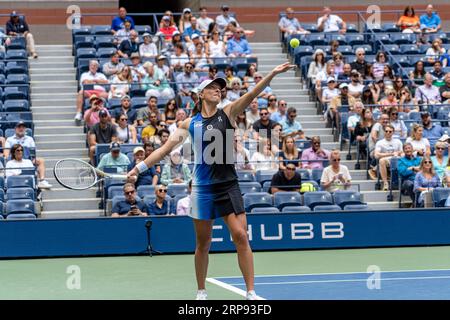 IgA Swiatek (POL) nimmt an der 1. Runde der Frauen-Singles beim US Open Tennis 2023 Teil. Stockfoto