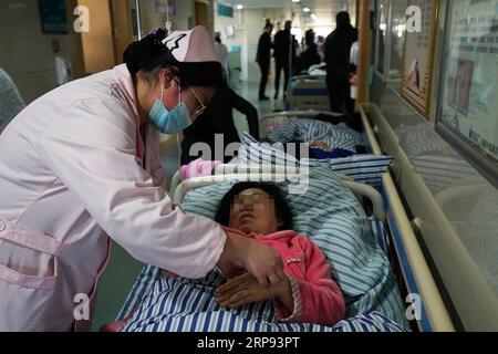 (190322) -- XIANGSHUI, 22. März 2019 (Xinhua) -- Verletzte erhalten medizinische Behandlung in einem Krankenhaus im Xiangshui County der Stadt Yancheng, ostchinesische Provinz Jiangsu, 22. März 2019. Bei einer Explosion im Industriepark starben am Donnerstag 47 Menschen und wurden 90 Menschen schwer verletzt. Tausende von Feuerwehrleuten und medizinischen Arbeitern sowie Hunderte von Krankenwagen und Feuerwehrwagen haben sich einer umfassenden Rettungsaktion angeschlossen, nachdem die Explosion ein Chemiewerk in Jiangsu erschüttert hat. (Xinhua/Ji Chunpeng) CHINA-XIANGSHUI-EXPLOSION-MEDICAL TREATMENT(CN) PUBLICATIONxNOTxINxCHN Stockfoto