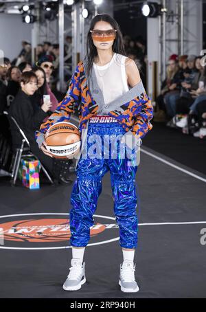 (190322) -- SEOUL, 22. März 2019 (Xinhua) -- Ein Modell präsentiert eine Kreation des Designers Park Hwan, gesungen während der Seoul Fashion Week 2019 in Seoul, Südkorea, 22. März 2019. (Xinhua/Lee Sang-ho) SÜDKOREA-SEOUL-FASHION WEEK PUBLICATIONxNOTxINxCHN Stockfoto